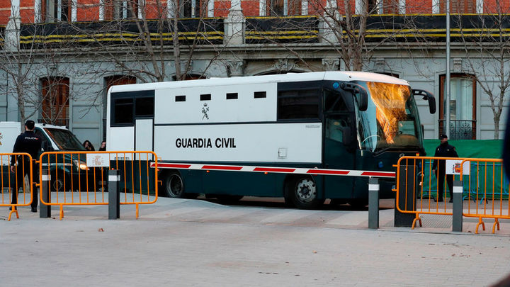 Llegada a la Audiencia Nacional de uno de los furgones que trasladan a los acusados desde las cárceles madrileñas / EFE