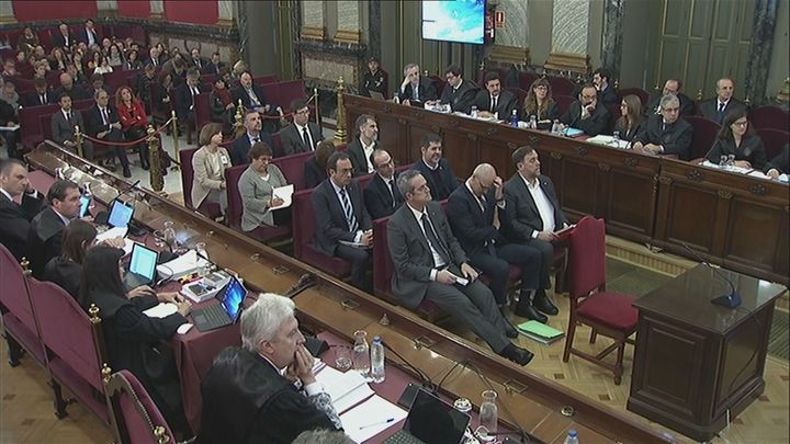 Los acusados se sientan ya frente al tribunal