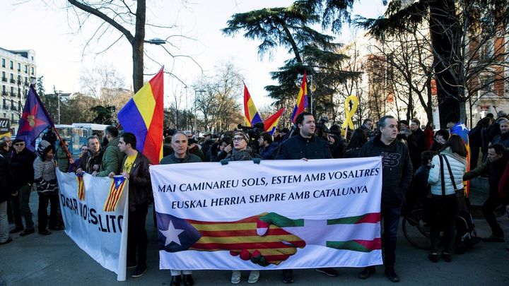 Varios colectivos se concentran con una pancarta en los alrededores del Tribunal Supremo