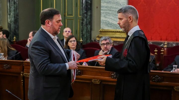 El exvicepresidente del Gobierno catalán Oriol Junqueras (izda) intercambia documentación con su abogado Andreu Van Den Eynde, al inicio del juicio del "procés" / EFE