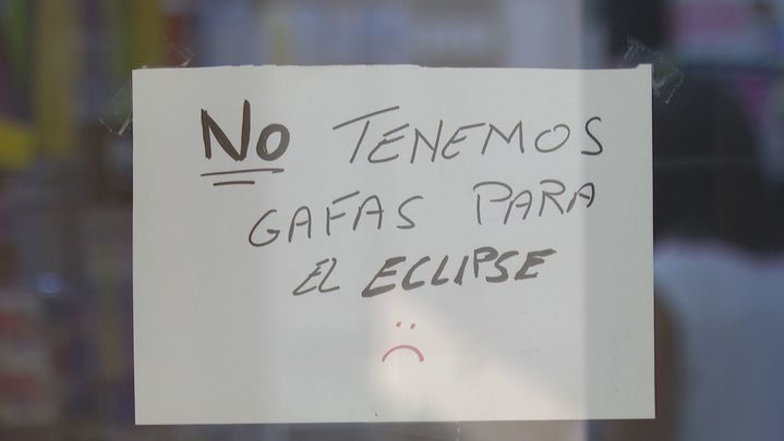 Cartel "no tenemos gafas para el eclipse" / Telemadrid