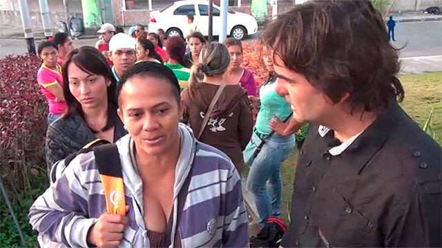 cake Minuesa entrevista a ciudadanos venezolanos en una de las largas colas que se forman para entrar en los comercios