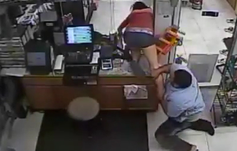 Pillada in fraganti robando 