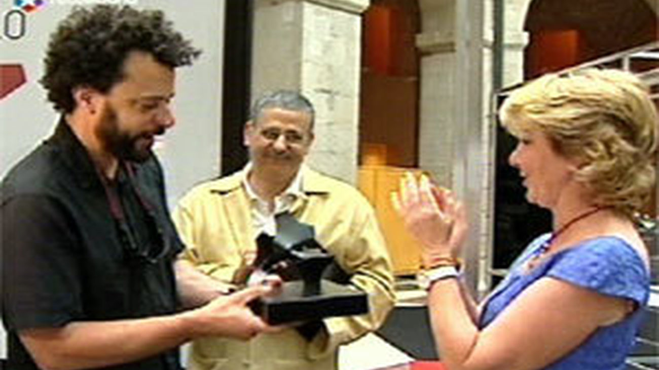Aguirre entrega el premio al fotógrafo Álvaro García