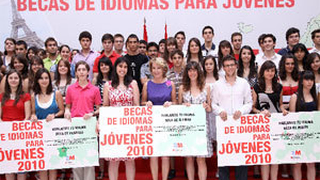 Aguirre con estudiantes agraciados con becas para idiomas