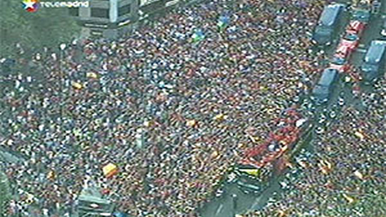 La marea roja recibe a la Selección española en Madrid