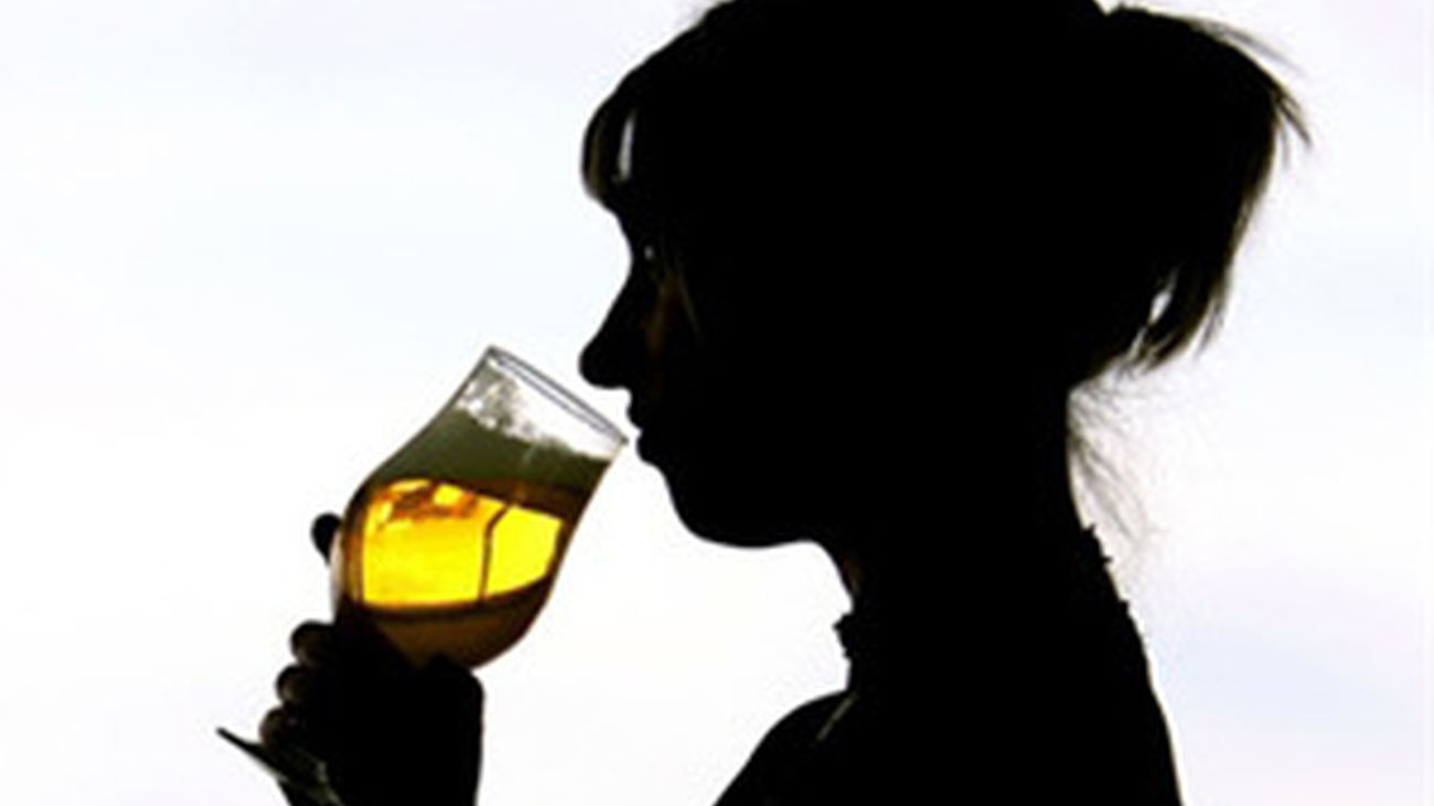 Mujer bebiendo cerveza