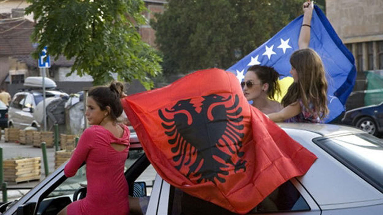 Albanos Kosovares con banderas