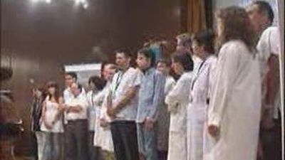 El primer trasplante total de cara del mundo recibe el alta "feliz"