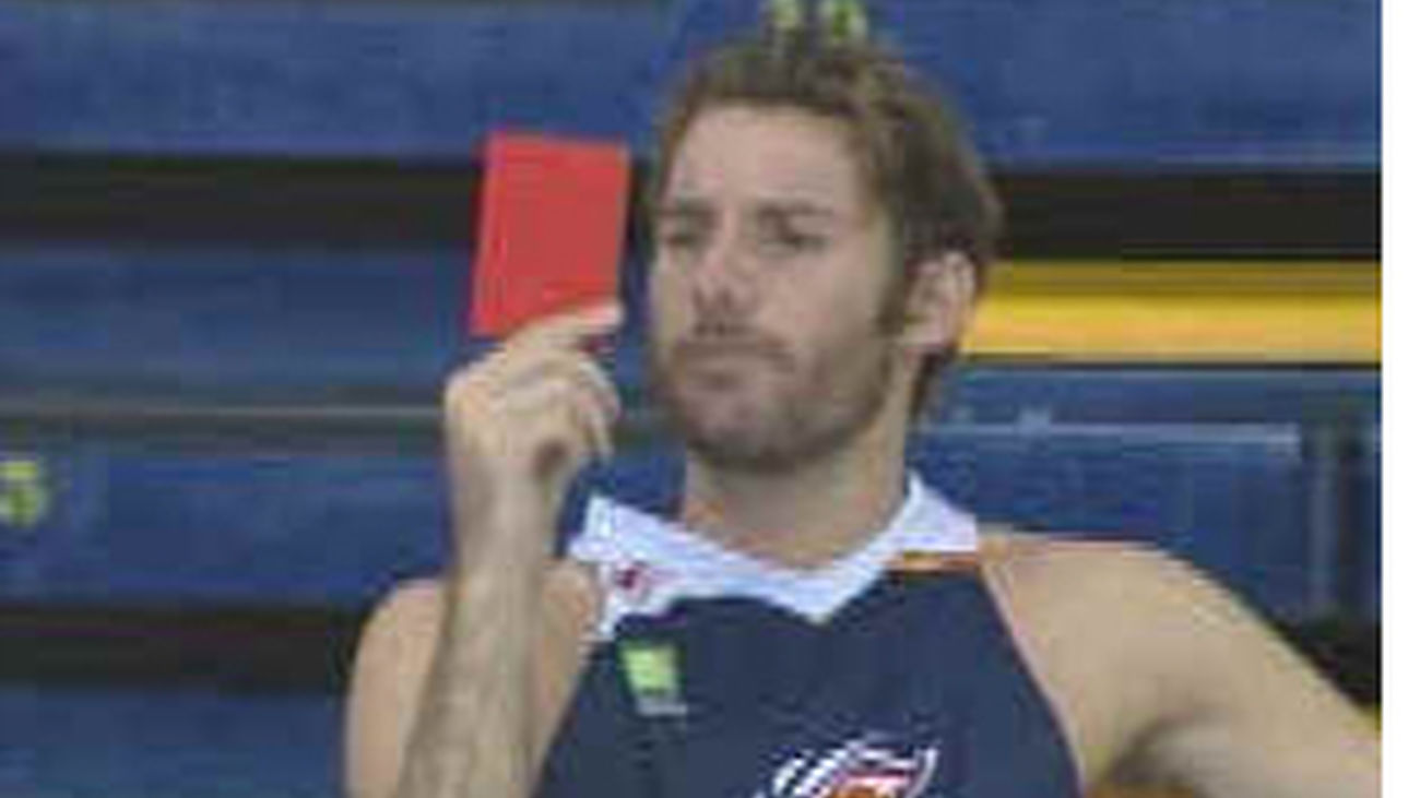 La selección española de baloncesto "Saca Tarjeta Roja al Maltratador"