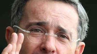 Uribe dice que Santos "debería ir a la cárcel" por haber "engañado" al electorado