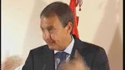 Zapatero espera que no haya "paros extraños" de controladores