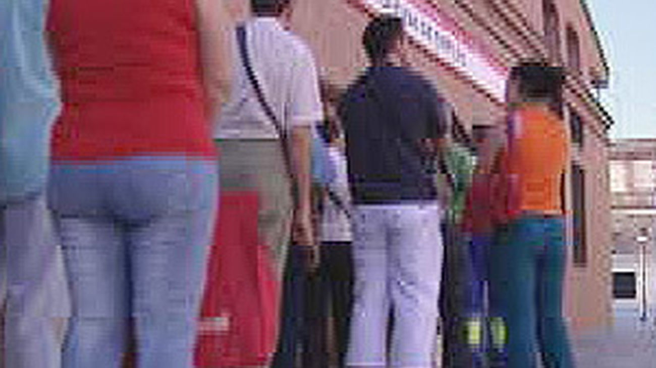 Cola de parados en una sucursal del INEM