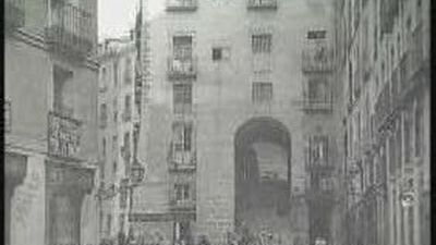 Grietas, humedades y pintadas amenazan el Arco de Cuchilleros