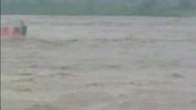 Rescatan a 1.300 personas de un tren que cayó después al río