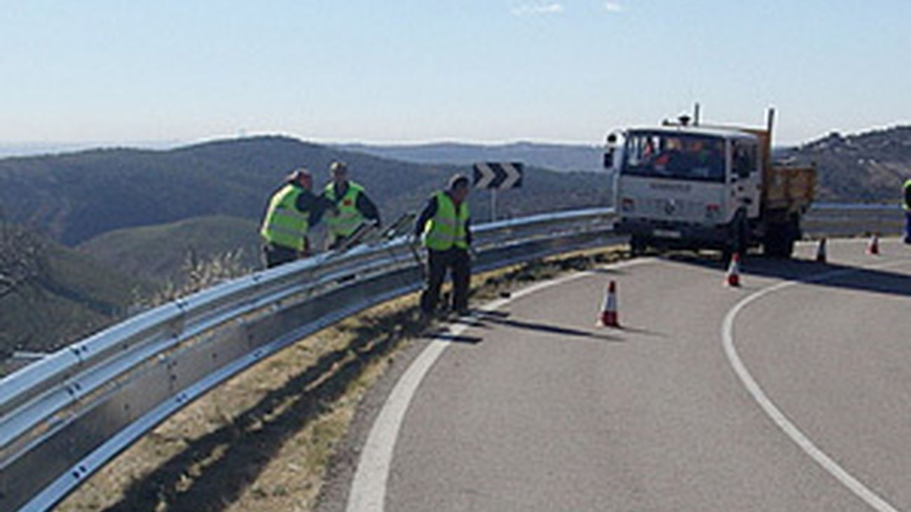 Operarios colocando guardarrailes