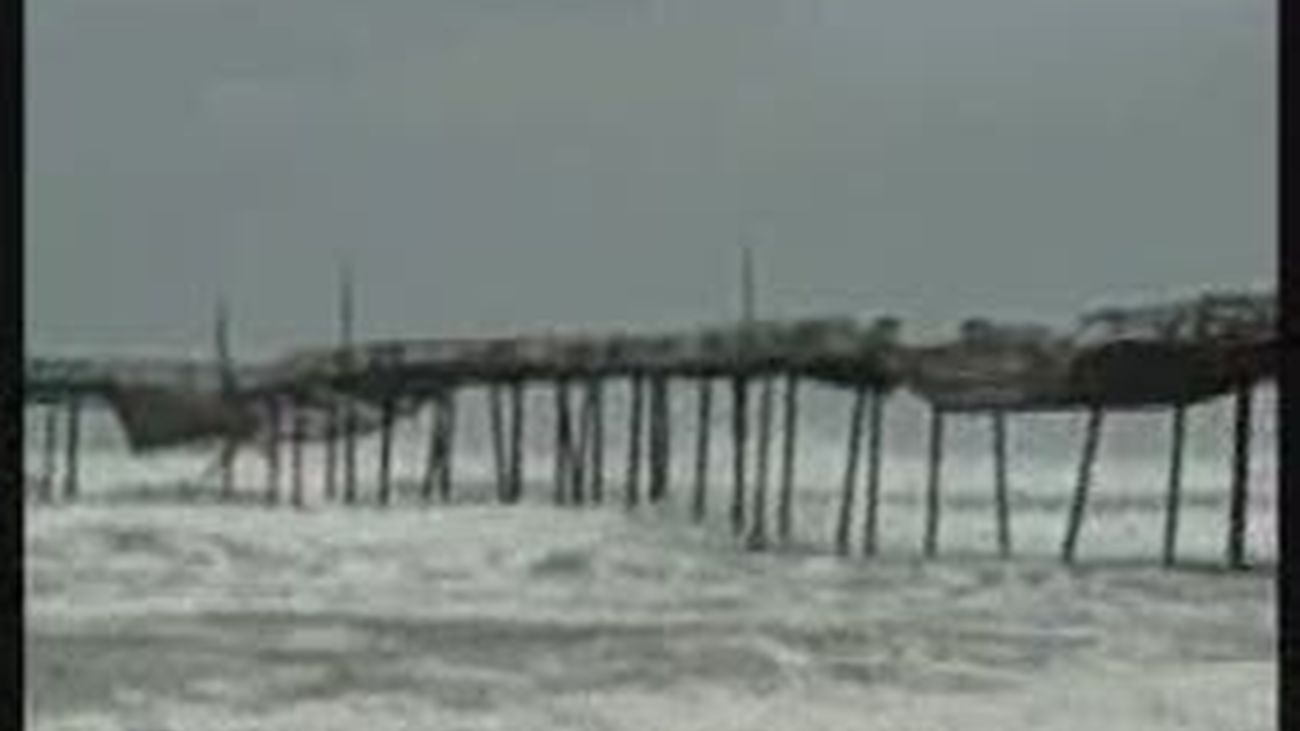 El huracán 'Earl' produce lluvia, viento y fuertes  olas en la costa de Carolina del Norte