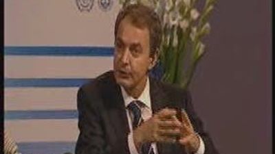 Zapatero defiende que los desempleados que se forman "trabajan para el país"