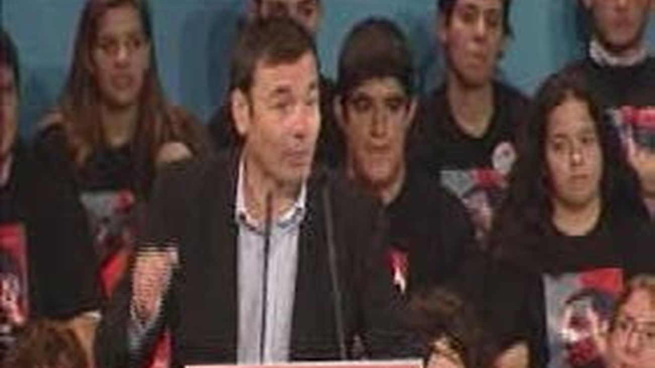 Gómez levanta a 1.500 personas al son del "Canto a la libertad" de Labordeta