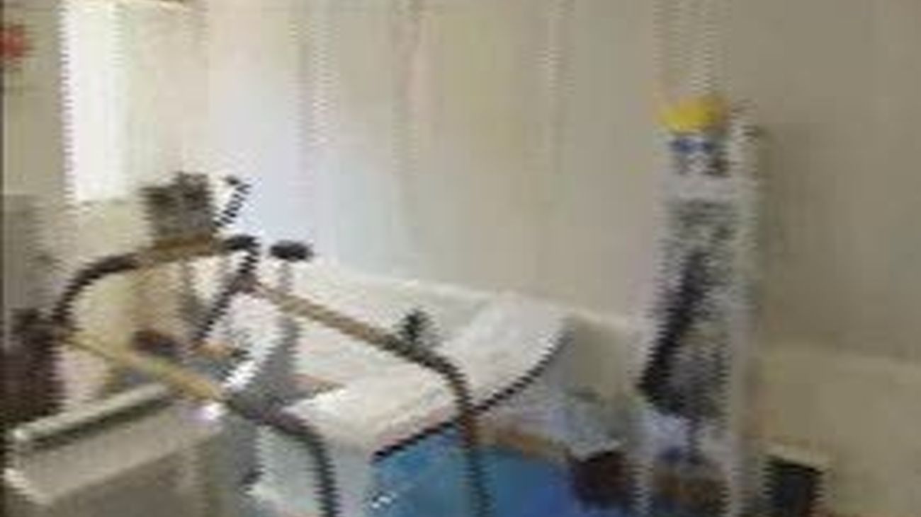 El uso de un desfibrilador salva la vida a un anciano en un polideportivo