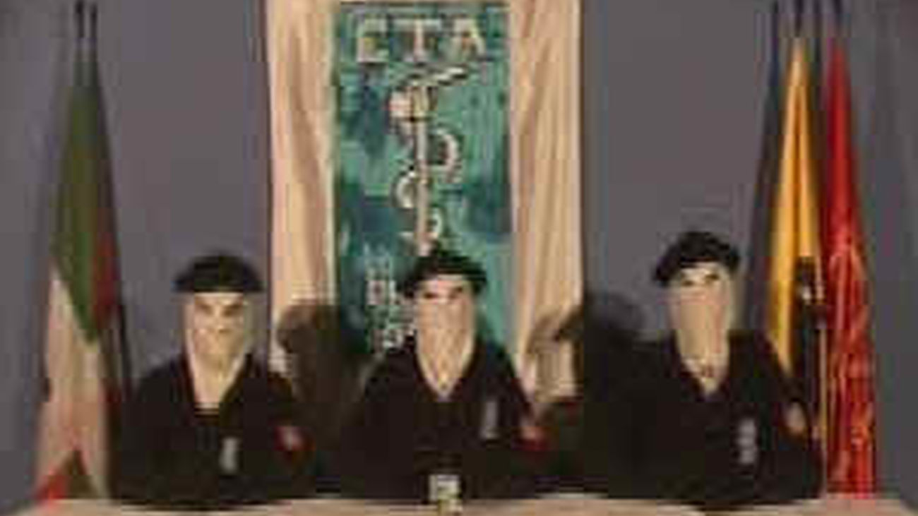 Etarras leyendo un comunicado