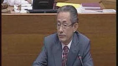 El portavoz del PSOE de Valencia lanza una piedra dentro del hemiciclo para simbolizar que está "libre" del "pecado" de la "cor