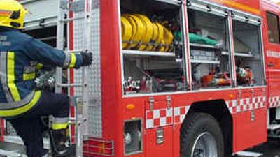 Un fallecido y dos intoxicados tras el incendio de una vivienda en Cáceres