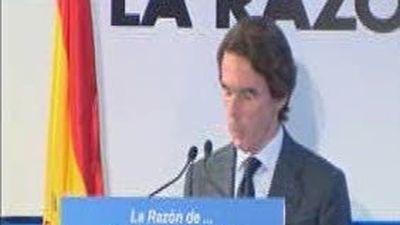 Aznar llama a los españoles a sacudirse el peso del gobierno socialista
