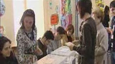 El PP aventaja al PSOE en 13 puntos, según dos sondeos de Público y la Razón