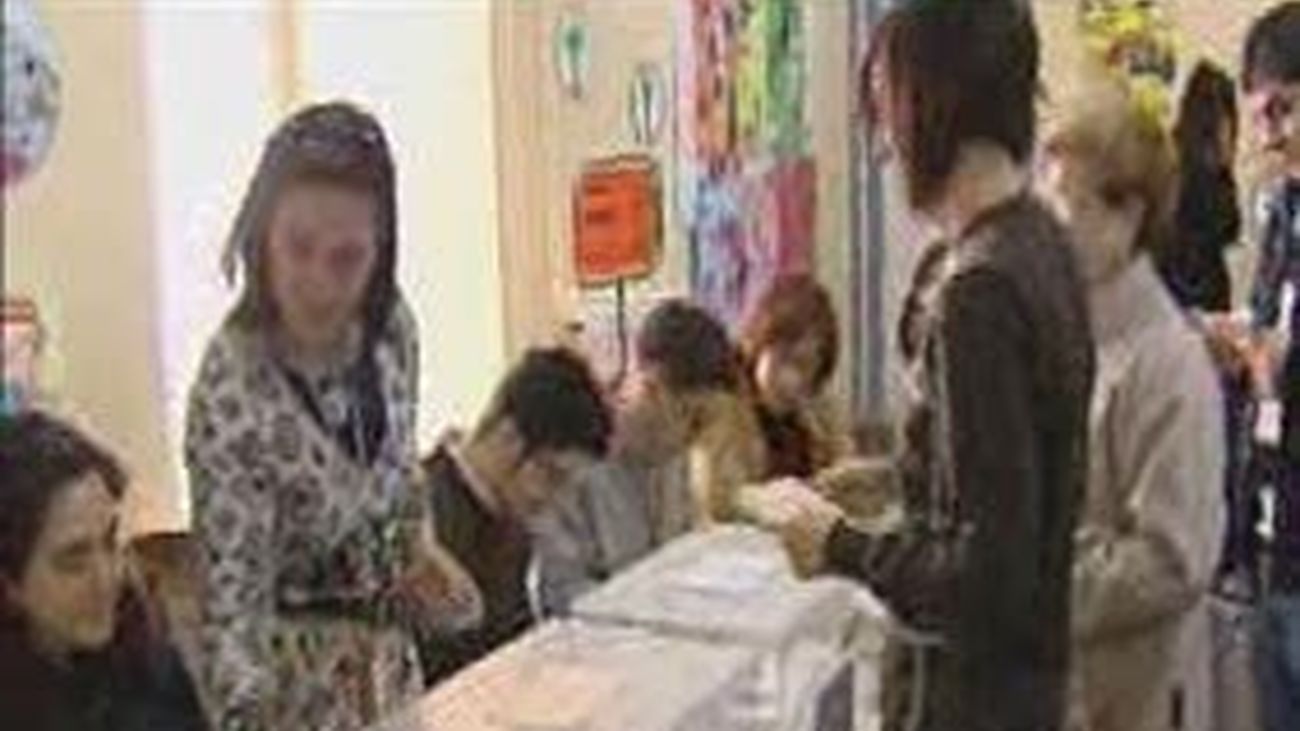 El PP aventaja al PSOE en 13 puntos, según dos sondeos de Público y la Razón