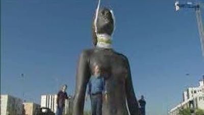 Antonio López comprueba el correcto emplazamiento de "La Mujer de Coslada"