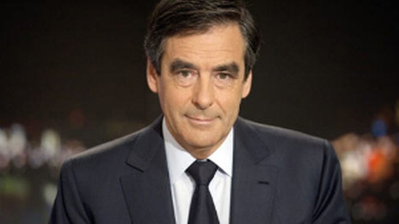 Registro policial a una revista en la investigación sobre la mujer de Fillon