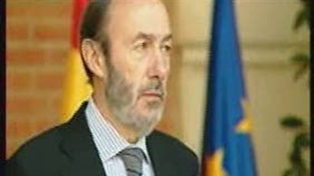 Zapatero cambia de Gobierno y se encomienda a Rubalcaba para "fortalecer el discurso político"