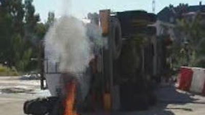 Espectacular accidente simulado con vehículos de cargas peligrosas e intervención de bomberos