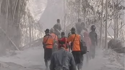 Suben a 282 los muertos y a 411 los desaparecidos en el seísmo de Indonesia