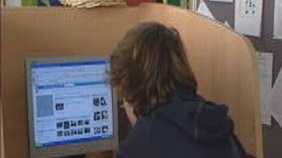 Los jóvenes dedican casi dos horas diarias a Internet, esopecialmente a las redes sociales