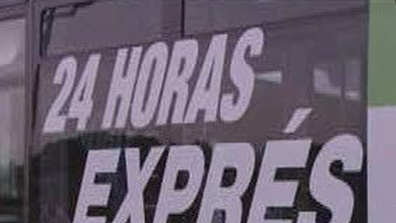Una línea de autobús exprés conecta el  aeropuerto con el centro de la ciudad