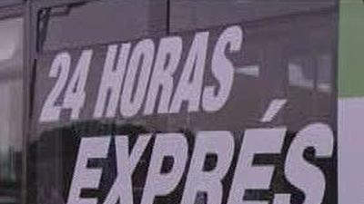 Una línea de autobús exprés conecta el  aeropuerto con el centro de la ciudad