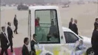 Un millar de escolares dan la bienvenida a Benedicto XVI en Santiago