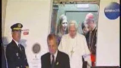 Benedicto XVI recorre en Papamóvil las calles de Barcelona