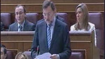 Zapatero dice que vetó las enmiendas sobre pensiones  por "responsabilidad" y Rajoy lo tacha de "dictatorial"