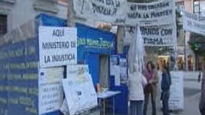 La familia Meño mantendrá su acampada unos días más por recomendación de sus abogados