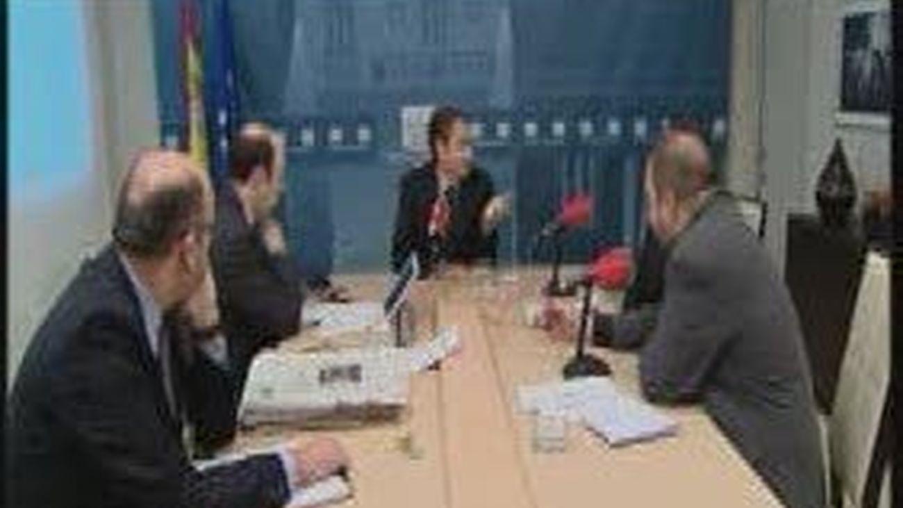 Zapatero descarta un rescate para España y dice que no habrá despidos públicos