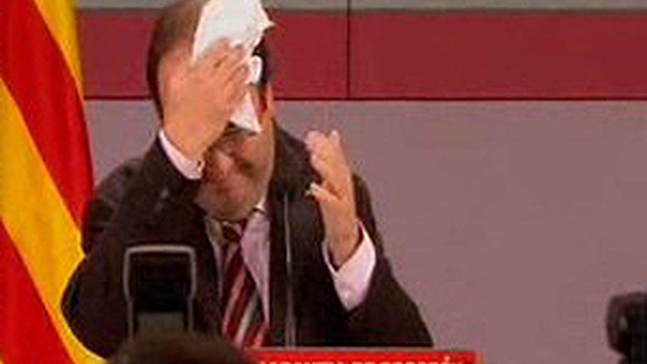 Un hombre lanza un huevo al portavoz del PSC mientras valoraba el sondeo