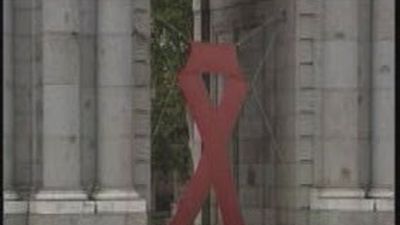 La Puerta de Alcalá se viste de rojo para conmemorar el Día Mundial contra el Sida