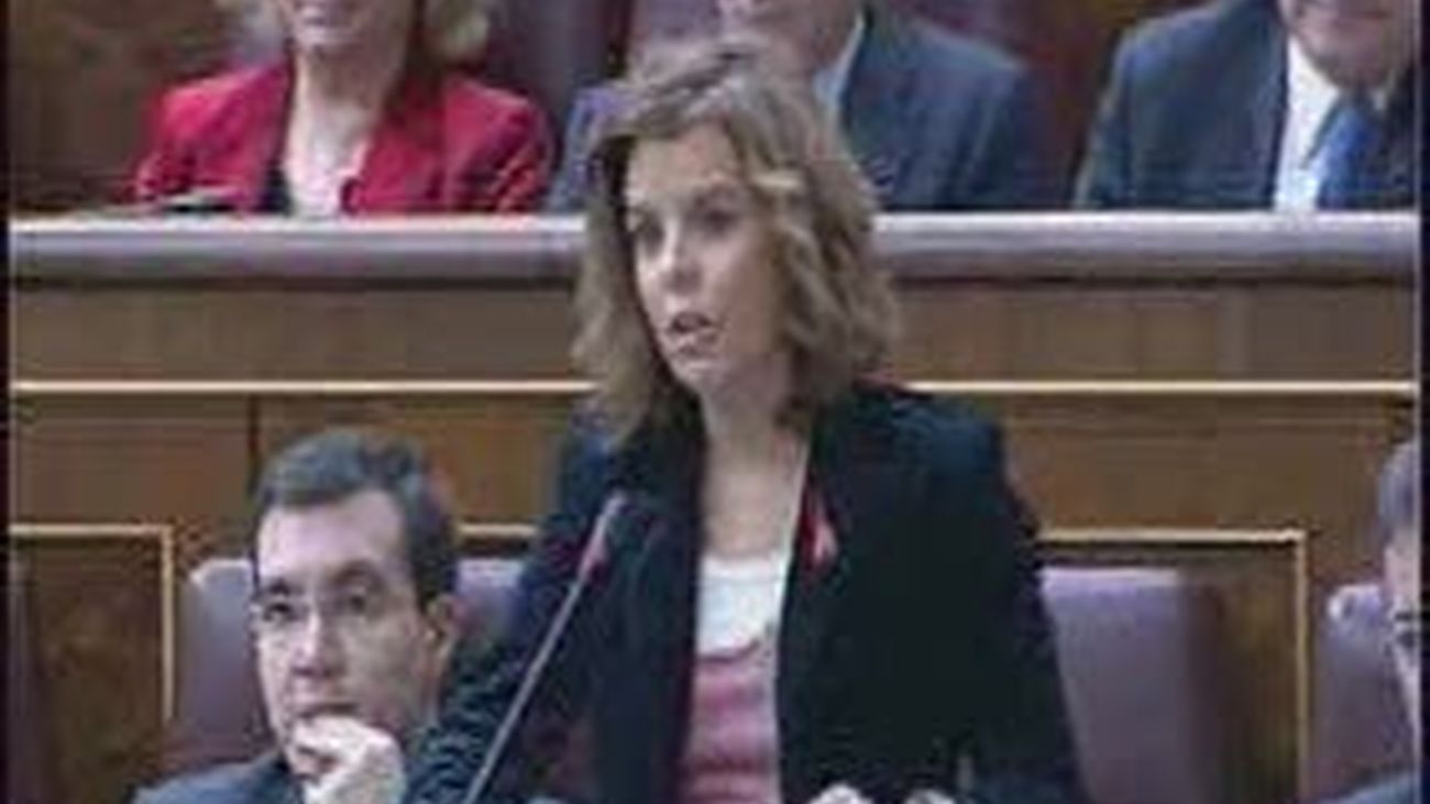 Rubalcaba y Sáenz de Santamaría se acusan mutuamente de minar la confianza en España