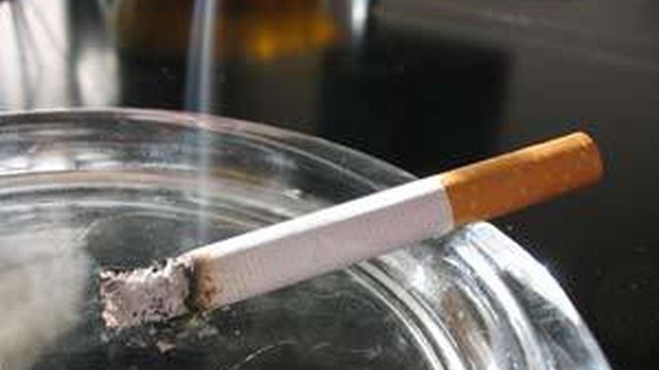 Un cigarrillo consumiéndose en un cenicero