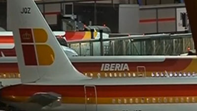 Los usuarios del avión bajaron un 12,2% en febrero y los de tren subieron un 2,5%