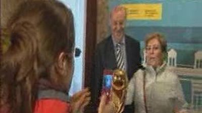 La Copa del Mundo atrae a los madrileños durante  la jornada de Puertas Abiertas de la Delegación del Gobierno