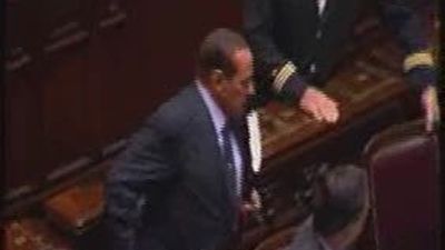 Berlusconi logra superar por 3 votos las mociones de censura a su Gobierno